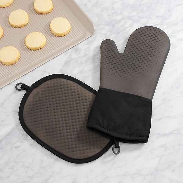 https://www.containerstore.com/catalogimages/347567/10076038-OXO-Silicone-Oven-Mitt-VEN6.jpg?width=600&height=600&align=center