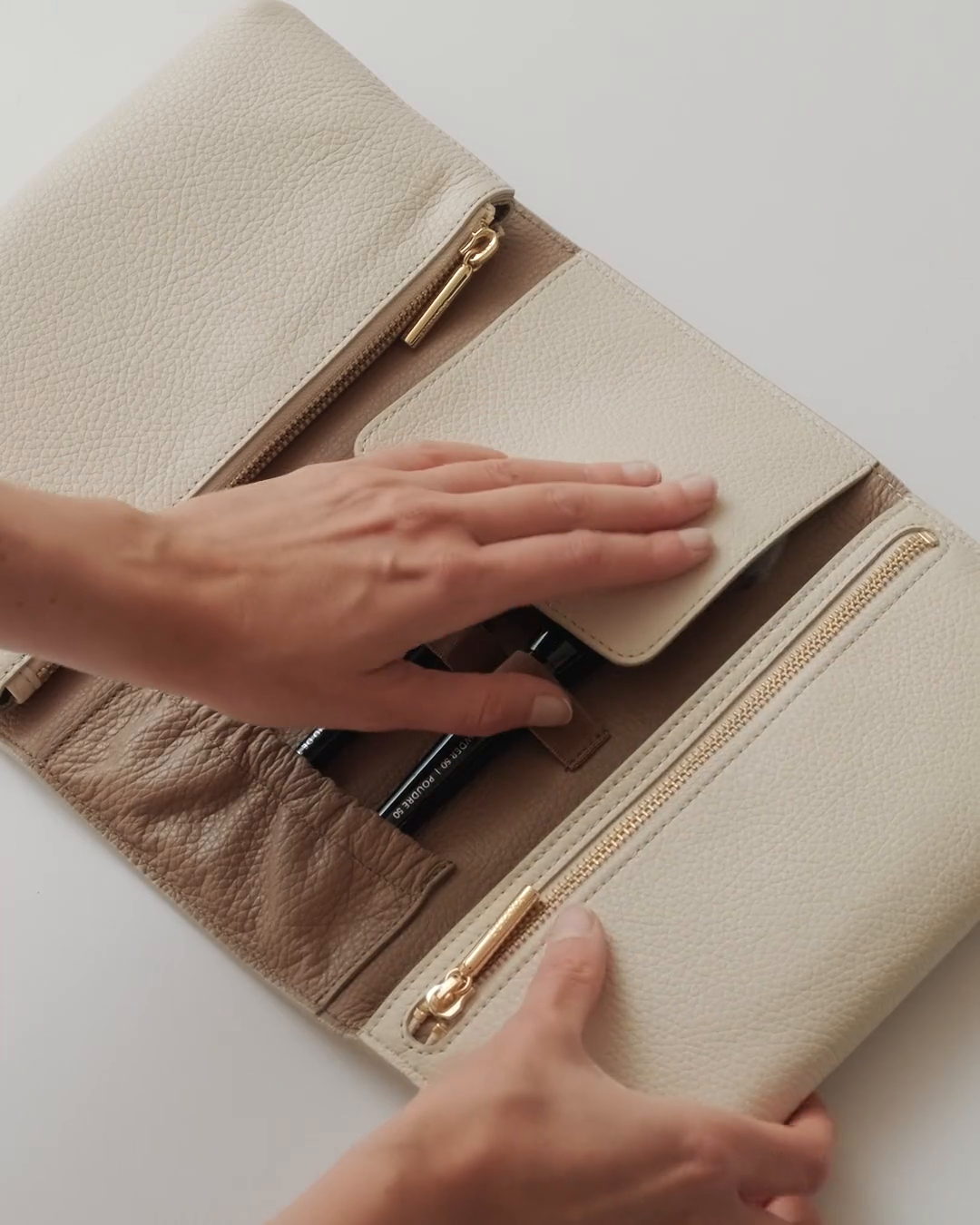 【CUYANA】☆新色☆Travel Beauty Roll Travel Beauty Roll – Cuyana